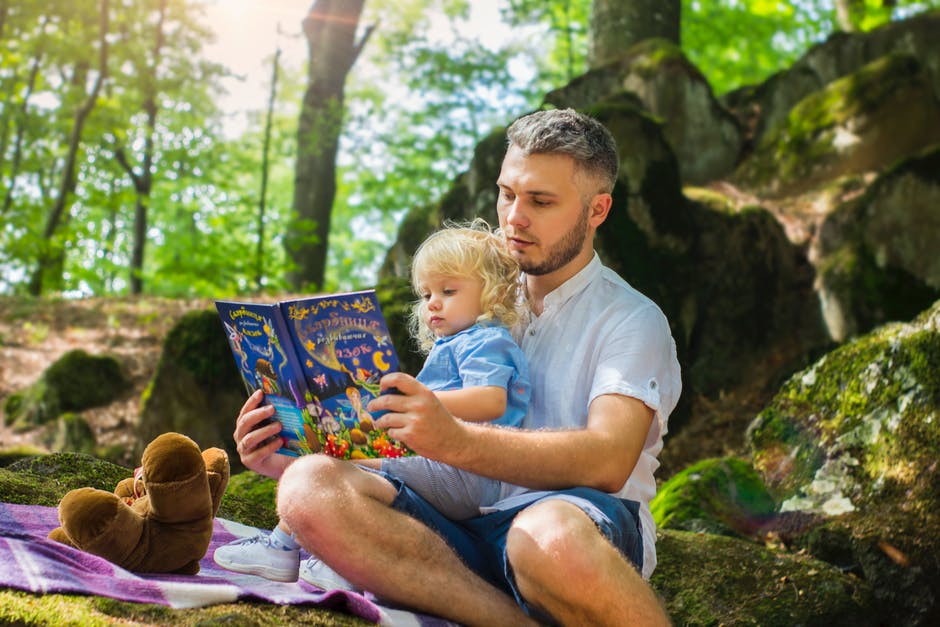 Książki dla malucha – kiedy zacząć czytać dziecku?