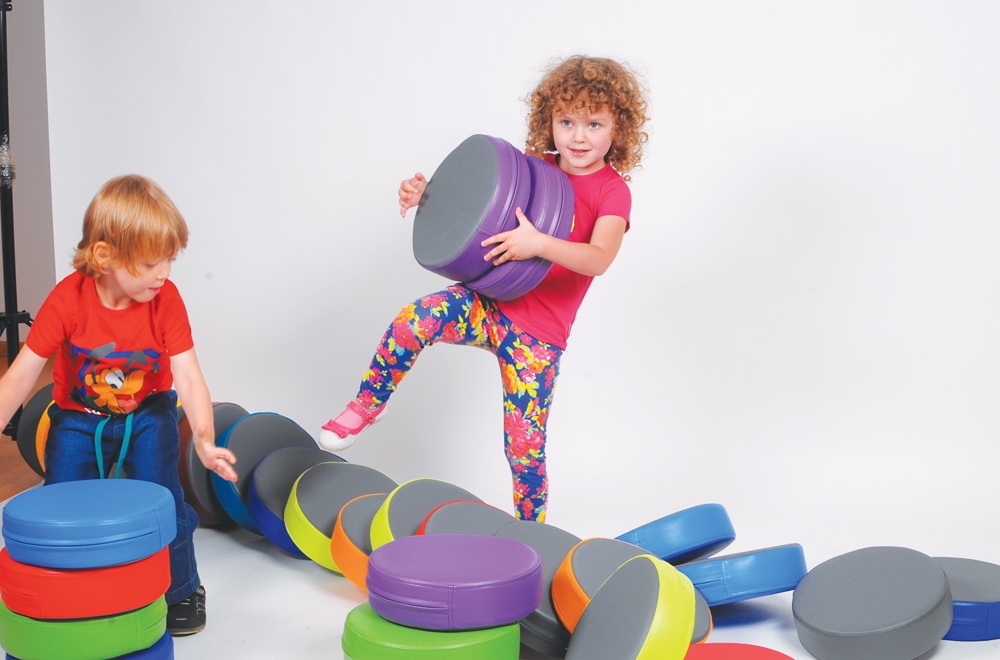 Piaskownica i basen z kulkami w przedszkolu – jak zapewnić dzieciom bezpieczną zabawę i certyfikowane wyposażenie.