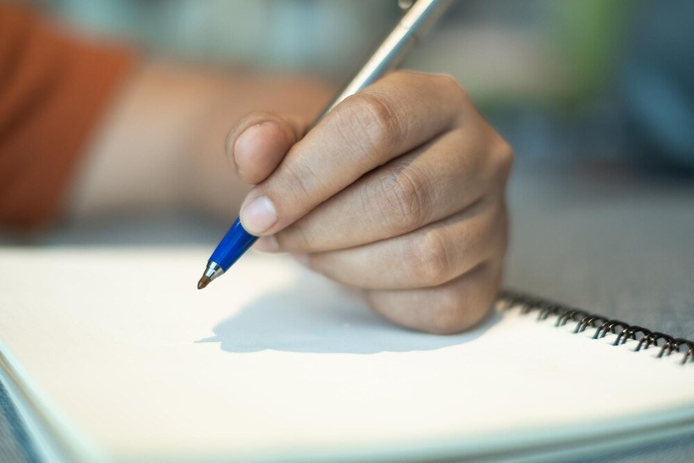 Wogóle czy w ogóle – jak pisać poprawnie?